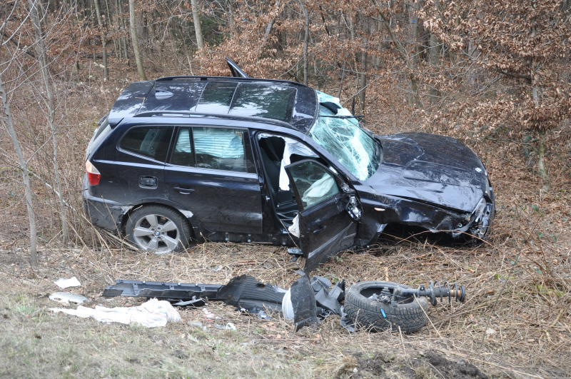 Aus bisher ungeklärten Umständen ist eine Fahrerin mit ihrem Auto von der Straße abgekommen. Der Wagen hat sich überschlagen und ist im Graben gelandet. Die Fahrerin wurde mit Verletzungen in eine nahegelegenes Krankenhaus gebracht.