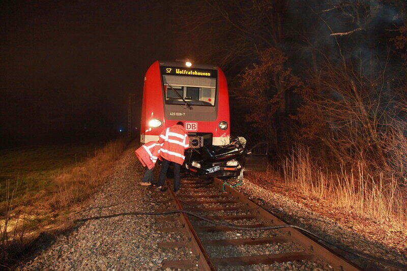 Am Bahnübergang an 
der Kreuzstraße rammt eine S-Bahn den Wagen eines Fahranfängers und schleift ihn 200 Meter mit. Unglaublich: der Fahrer konnte das Wrack mit mehreren Knochenbrüchen, aber immerhin aus eigener Kraft verlassen.