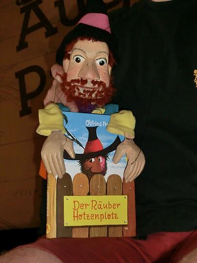 Die Marionette des Räuber Hotzenplotz hinter den Kulissen der Augsburger Puppenkiste.