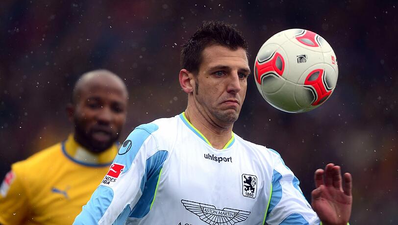Löwen Verteidiger Guillermo Vallori gegen den Braunschweiger Goalgetter Kumbela. Löwen Verteidiger Guillermo Vallori gegen den Braunschweiger Goalgetter Kumbela.
