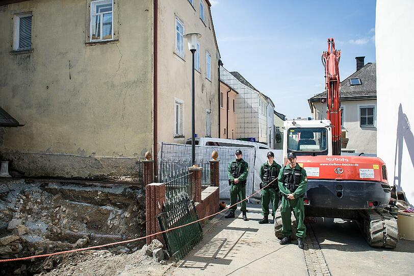 Die Polizei sichert das Gebiet ab, in dem die Ermittler nach Peggy suchen.