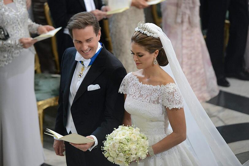 Im Spitzenkleid hat die schwedische Prinzessin ihren Bräutigam, den New Yorker Banker Chris O'Neill, in Stockholm geheiratet. Und war schöner denn je. Die Bilder