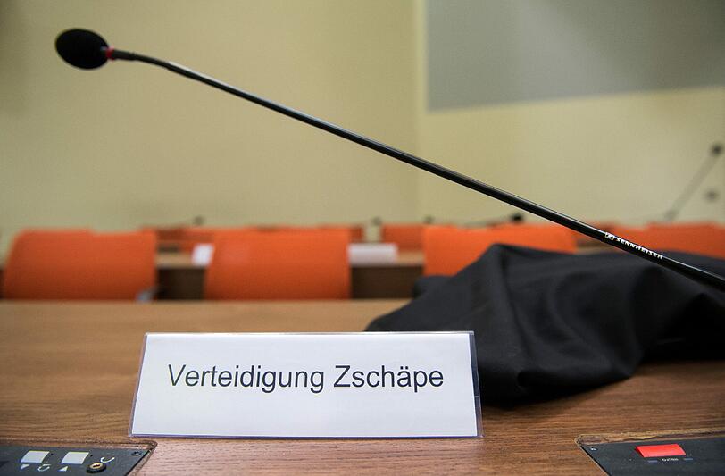 Ein Schild mit der Aufschrift "Verteidigung Zschäpe" steht am 30.06.2015 im Gerichtssaal in München auf der Anklagebank. (Symbolbild)