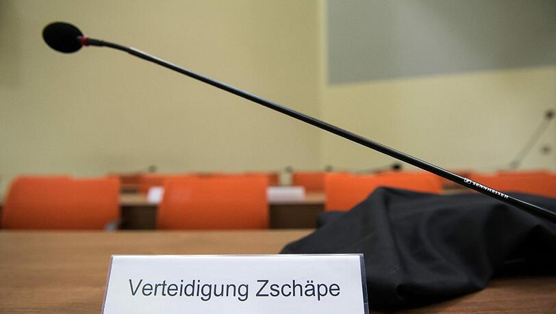 Ein Schild mit der Aufschrift "Verteidigung Zschäpe" steht am 30.06.2015 im Gerichtssaal in München auf der Anklagebank. (Symbolbild)
