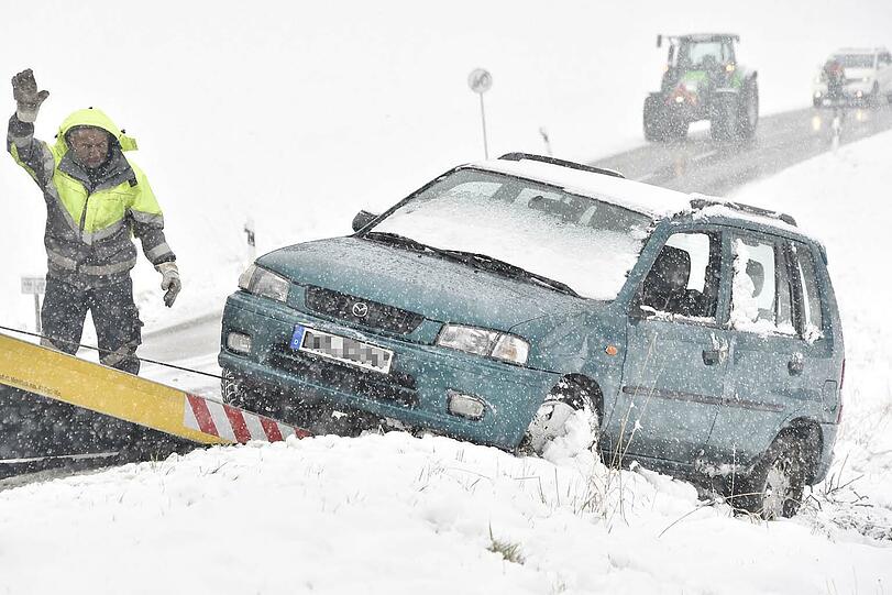 Winterliche Straßenverhältnisse führten zu vielen Unfällen.