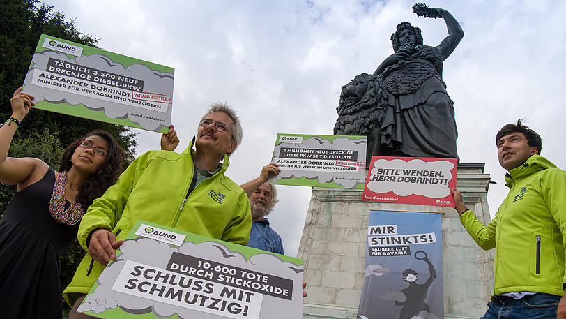 Aktivisten demonstrieren in München gegen die Umweltverschmutzung durch Dieselabgase.