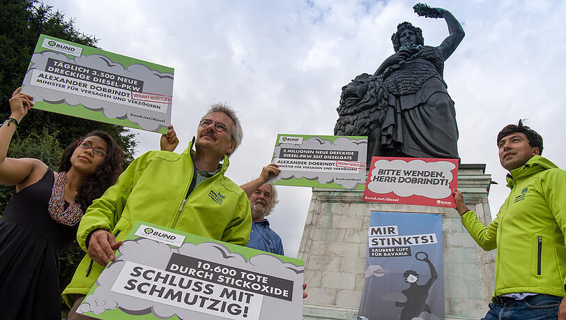 Aktivisten demonstrieren in München gegen die Umweltverschmutzung durch Dieselabgase. Aktivisten demonstrieren in München gegen die Umweltverschmutzung durch Dieselabgase.