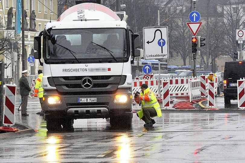 Die Polizei bei der Unfallaufnahme auf dem Luise-Kiesselbach-Platz. Der Betonmischer hatte eine Fußgängerin überrollt und getötet.