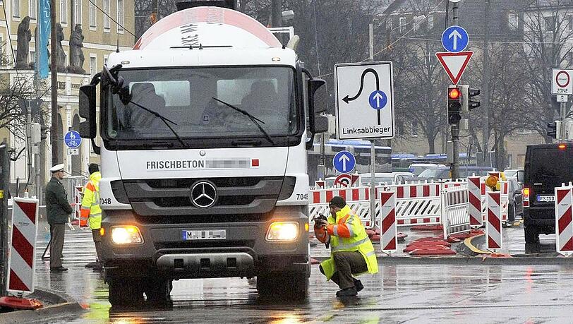 Die Polizei bei der Unfallaufnahme auf dem Luise-Kiesselbach-Platz. Der Betonmischer hatte eine Fußgängerin überrollt und getötet. Die Polizei bei der Unfallaufnahme auf dem Luise-Kiesselbach-Platz. Der Betonmischer hatte eine Fußgängerin überrollt und getötet.