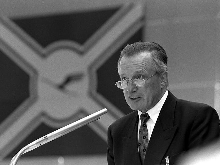 Heinz Ruhnau bei der Hauptversammlung der Lufthansa im Juli 1988.