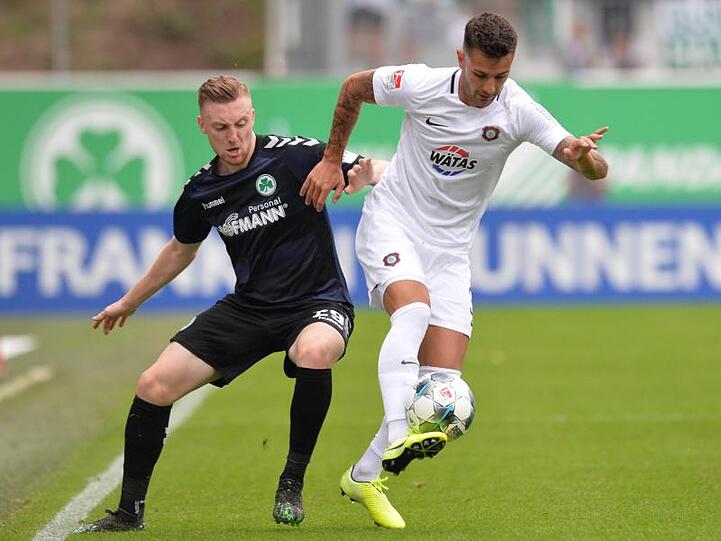 Tobias Mohr von Fürth und Filip Kusic von Aue (l-r.) im Zweikampf um den Ball. Foto: Timm Schamberger