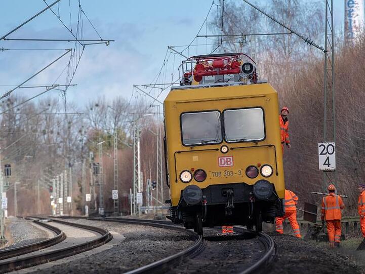 Auf der Bahnstrecke zwischen Fürstenfeldbruck-Eichenau und München werden mit einem sogenannten Turmtriebwagen Äste vom Gleis geräumt.