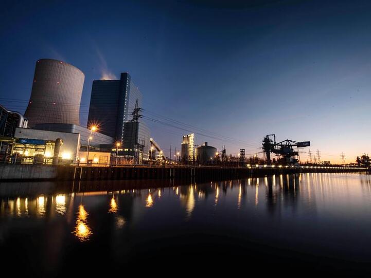 Der Bund, die Kohle-Länder und die Kraftwerksbetreiber hatten sich bei ihren Verhandlungen über den Fahrplan für den Kohleausstieg in Deutschland geeinigt. Dabei wurde festgelegt, dass der Energiekonzern Uniper das umstrittene Steinkohlekraftwerk Datteln 4 in Betrieb nehmen darf.