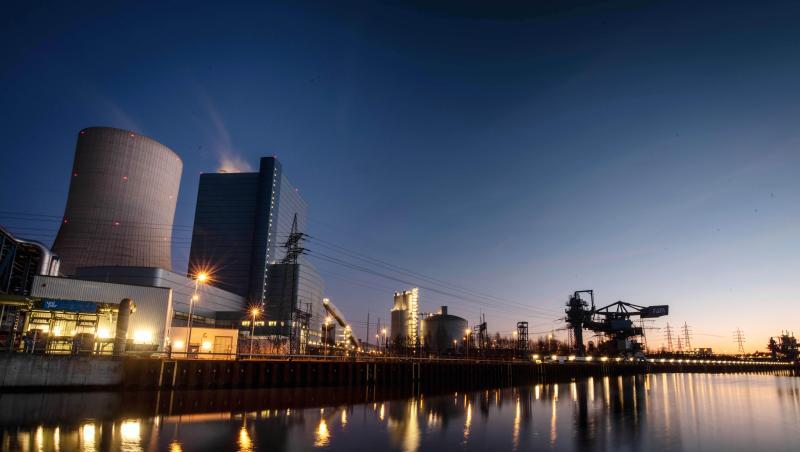 Der Bund, die Kohle-Länder und die Kraftwerksbetreiber hatten sich bei ihren Verhandlungen über den Fahrplan für den Kohleausstieg in Deutschland geeinigt. Dabei wurde festgelegt, dass der Energiekonzern Uniper das umstrittene Steinkohlekraftwerk Datteln 4 in Betrieb nehmen darf. Der Bund, die Kohle-Länder und die Kraftwerksbetreiber hatten sich bei ihren Verhandlungen über den Fahrplan für den Kohleausstieg in Deutschland geeinigt. Dabei wurde festgelegt, dass der Energiekonzern Uniper das umstrittene Steinkohlekraftwerk Datteln 4 in Betrieb nehmen darf.
