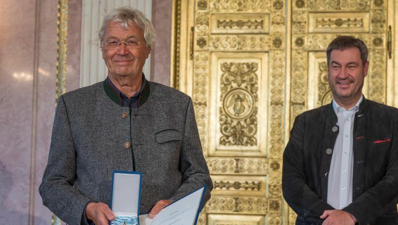 Markus Söder (r, CSU), Ministerpräsident, den Bayerischen Verdienstorden an den Kabarettisten Gerhard Polt.