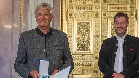 Markus Söder (r, CSU), Ministerpräsident, den Bayerischen Verdienstorden an den Kabarettisten Gerhard Polt.