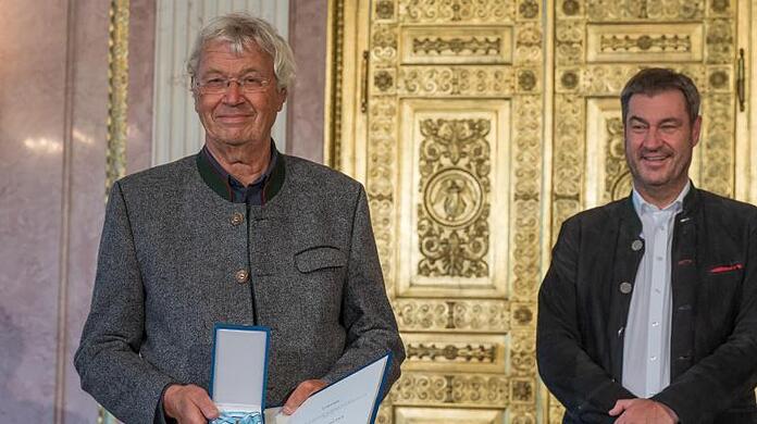Markus Söder (r, CSU), Ministerpräsident, den Bayerischen Verdienstorden an den Kabarettisten Gerhard Polt.