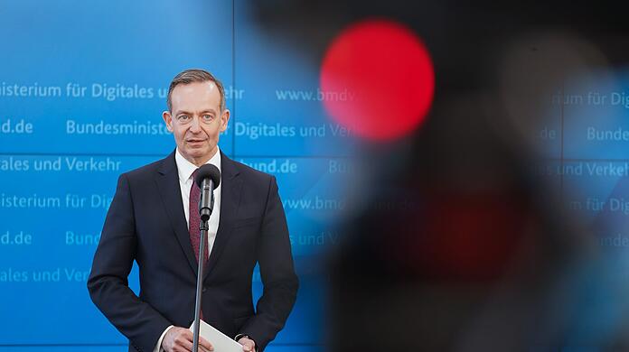 Der Verkehrsminister will das Ladenetz für Elektroautos und den Radverkehr ausbauen. Doch sein Sofortprogramm stößt auf Kritik.