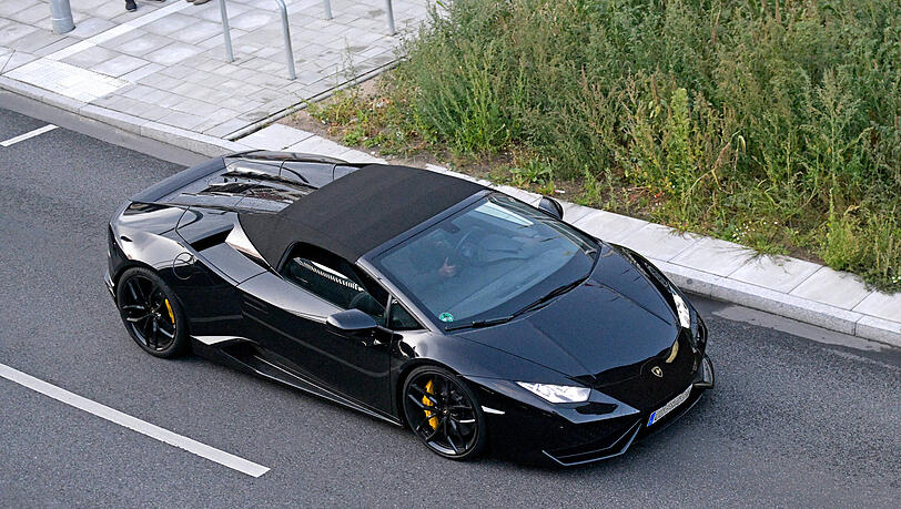 Der Gesuchte war in einem schwarzen Lamborghini auf der Autobahn unterwegs. (Symbolbild)