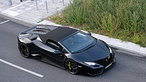 Der Gesuchte war in einem schwarzen Lamborghini auf der Autobahn unterwegs. (Symbolbild)