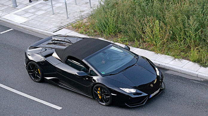 Der Gesuchte war in einem schwarzen Lamborghini auf der Autobahn unterwegs. (Symbolbild)