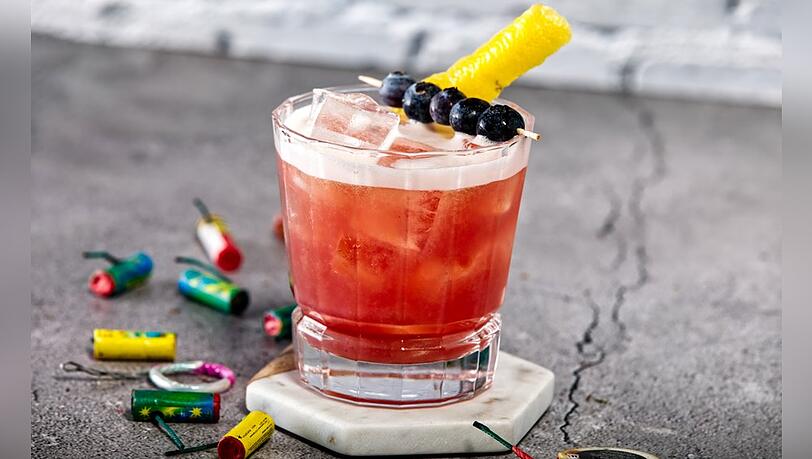 Fruchtig frisch: Ein Sloe Magic Sour passt perfekt zum Silvesterabend mit Gästen.