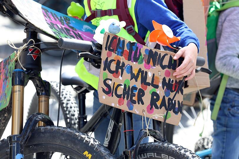 "Ich tu nix, ich will nur sicher radeln", hat jemand auf dieses Familiendemo-Schild gemalt.