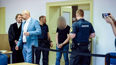 Der Angeklagte soll seine Ex-Frau mehrfach mit einem Hammer geschlagen haben.