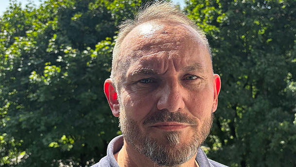 Der Münchner Thomas Schneider schwamm zu dem Transporter und schob ihn mit zwei Helferinnen zurück in den Nichtschwimmerbereich. Der Münchner Thomas Schneider schwamm zu dem Transporter und schob ihn mit zwei Helferinnen zurück in den Nichtschwimmerbereich.
