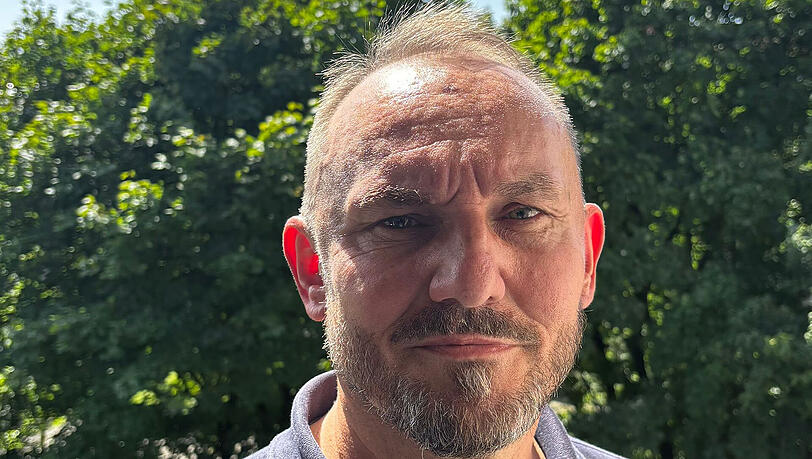Der Münchner Thomas Schneider schwamm zu dem Transporter und schob ihn mit zwei Helferinnen zurück in den Nichtschwimmerbereich.