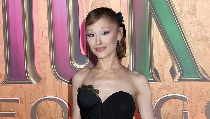 Ariana Grande pr&auml;sentierte im vergangenen November ihren seitlichen Pony.