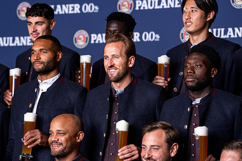 Die Stars des FC Bayern beim alljährlichen Lederhosen-Shooting von Paulaner. Die Stars des FC Bayern beim alljährlichen Lederhosen-Shooting von Paulaner.