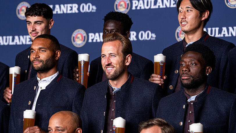 Die Bayern-Stars um Harry Kane bekommen auch heuer ein Sondertrikot für die Wiesn. Die Bayern-Stars um Harry Kane bekommen auch heuer ein Sondertrikot für die Wiesn.