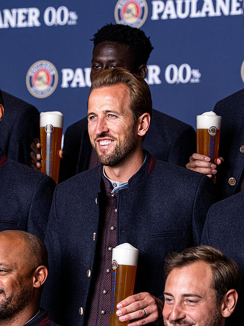 Die Bayern-Stars um Harry Kane bekommen auch heuer ein Sondertrikot f&uuml;r die Wiesn.