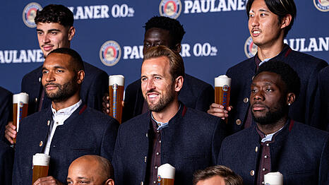 Die Bayern-Stars um Harry Kane bekommen auch heuer ein Sondertrikot f&uuml;r die Wiesn.