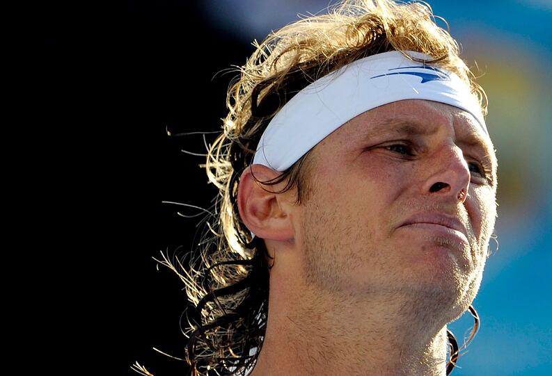 Schläger-Schmeißen und wilde Diskussionen mit dem Schiedsrichter: Nach seiner knappen Niederlage gegen Marathon-Mann John Isner rastet David Nalbandian aus. Die Bilder!