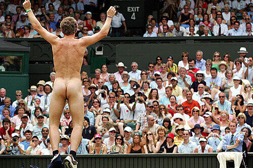 Und nochmal Tennis - aber diesmal nackt!