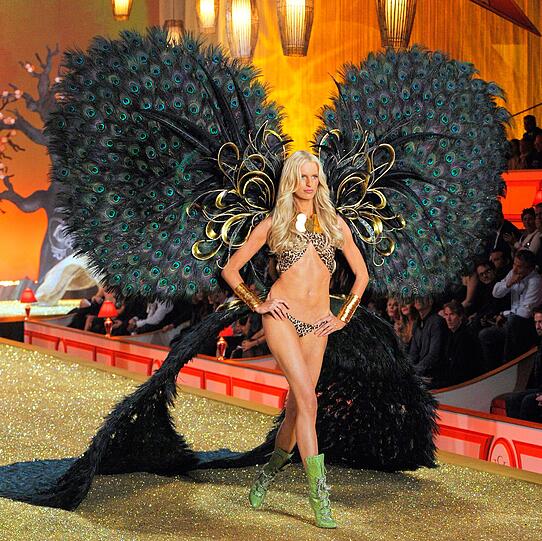Carmen Carrera könnte bald eine von ihnen sein - wenn die Manager von Victoria's Secret ihr heute abend die Chance geben. Dann stünde sie in einer Reihe mit Heidi Klum, Alessandra Ambrosio, Gisele Bündchen, Miranda Kerr und Karlie Kloss.