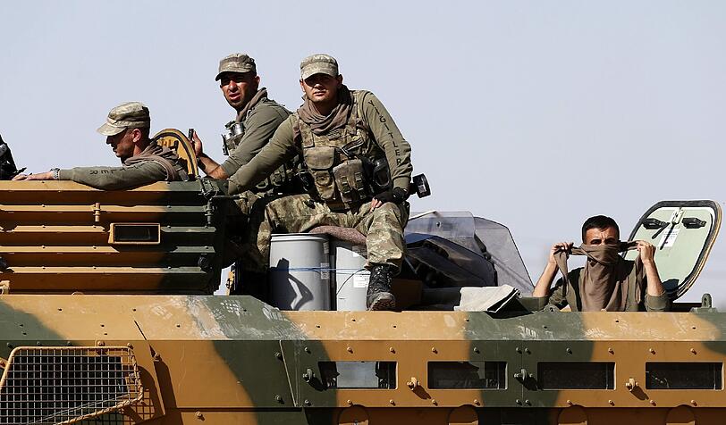 Türkische Soldaten auf Wache nach einem Luftschlag gegen die IS im Westen von Kobane.