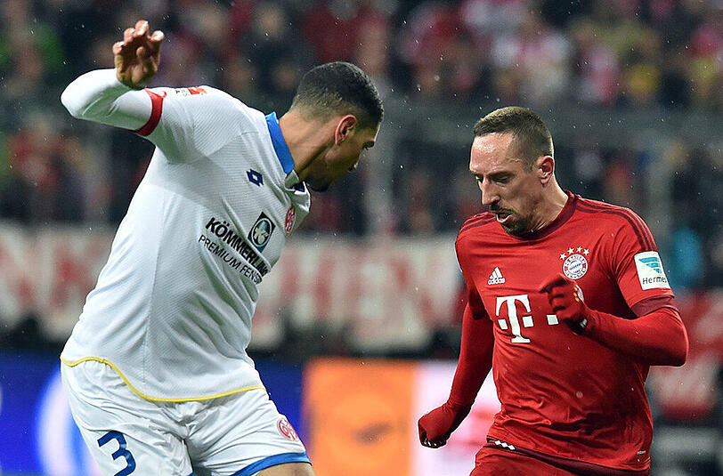 Franck Ribéry vom FC Bayern (rechts) im Duell mit dem Mainzer Leon Aderemi Balogun.