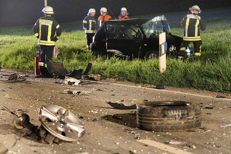Eine Person stirbt bei der Kolision der beiden Fahrzeuge noch am Unfallort.