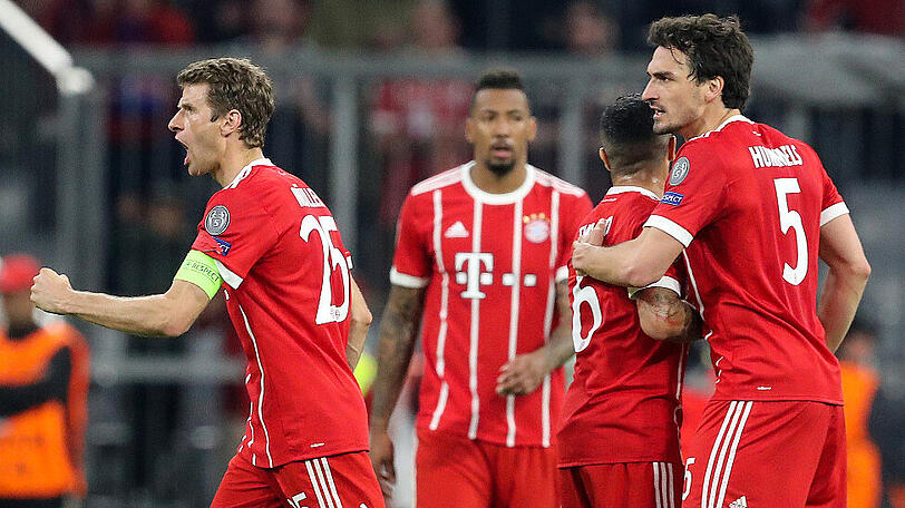 Geschafft! Die Bayern-Profis Müller, Boateng, Thiago und Hummels (von links) freuen sich über den Einzug ins Halbfinale der Champions League.
