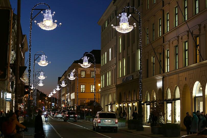 Stimmungsvoll präsentiert sich eine der schönsten Straßen der Stadt: Lichterglanz in der Brienner Straße.