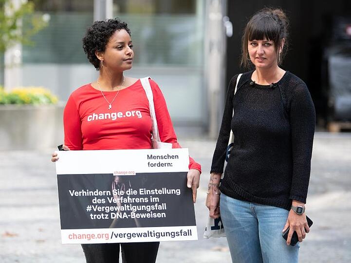 Nina Fuchs (r), Petitionsstarterin, und Lewamm Ghebremariam, Campaignerin, stehen vor der Generalstaatsanwaltschaft. Foto: Sven Hoppe