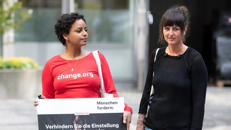Nina Fuchs (r), Petitionsstarterin, und Lewamm Ghebremariam, Campaignerin, stehen vor der Generalstaatsanwaltschaft. Foto: Sven Hoppe Nina Fuchs (r), Petitionsstarterin, und Lewamm Ghebremariam, Campaignerin, stehen vor der Generalstaatsanwaltschaft. Foto: Sven Hoppe