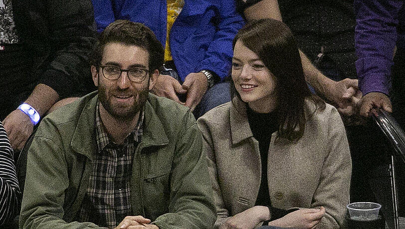 Emma Stone und Dave McCary bei einem Basketballspiel im Dezember 2019. Emma Stone und Dave McCary bei einem Basketballspiel im Dezember 2019.