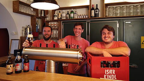 Schenken ihr Bier auch in ihrer eigenen Kneipe aus - wenn kein Lockdown ist (v.l.): Rainer Piecknik, Xaver Amler und Simon Klur.