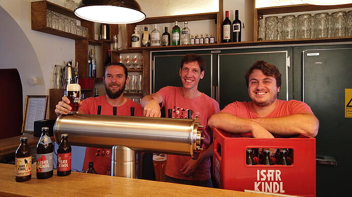 Schenken ihr Bier auch in ihrer eigenen Kneipe aus - wenn kein Lockdown ist (v.l.): Rainer Piecknik, Xaver Amler und Simon Klur.