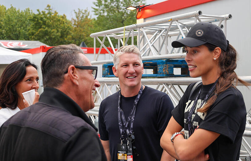 Kurzer Plausch zum persönlichen Robbie-Treffen: Ina Ivanovic und Bastian Schweinsteiger mit Klaus Leutgeb