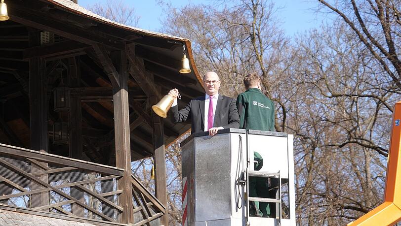 Alles für ein Glockerl: Schweres Gerät, Finanzminister Albert Füracker (l.) und einer der Arbeiter am Chinesischen Turm.